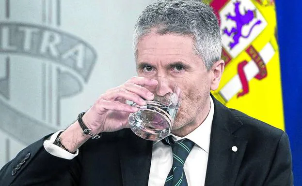 El titular de Interior, Fernando Grande-Marlaska, bebe agua en una rueda de prensa posterior al Consejo de Ministros. /ep