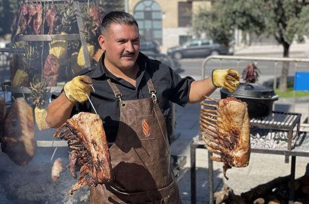 El argentino Javier Brichetto (Piantao. Madrid) asó al aire libre un ibérico de 65 kilos que deshuesó a mano.