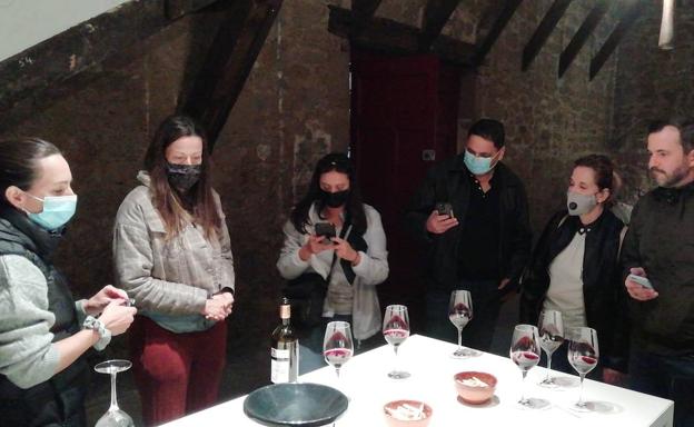 Los turoperadores estadounidenses realizaron un amplio recorrido por algunas de las bodegas asentadas en la comarca riojalteña. /E. C.