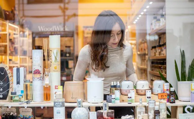 alabanza farmacia blanco lechoso Tiendas en Bilbao: Perfumes para casa, accesorios de yoga... Leire vende  «bienestar» en su nueva tienda de Bilbao | El Correo