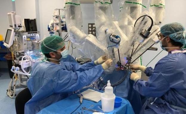 Una operación compleja asistida por robot en un hospital sevillano. 