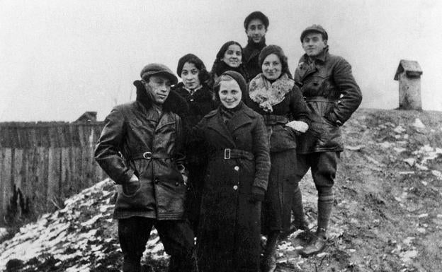 Społeczność Towarzyszów Rozrywka Pionierów w Białymstoku, algunas de las guerrilleras polacas.  / Casa de los combatientes de los Guetos