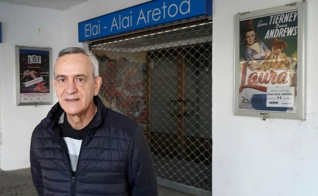 El director de cine Pedro Durana posó junto a él en la sala Elai Alai de Gernika. 