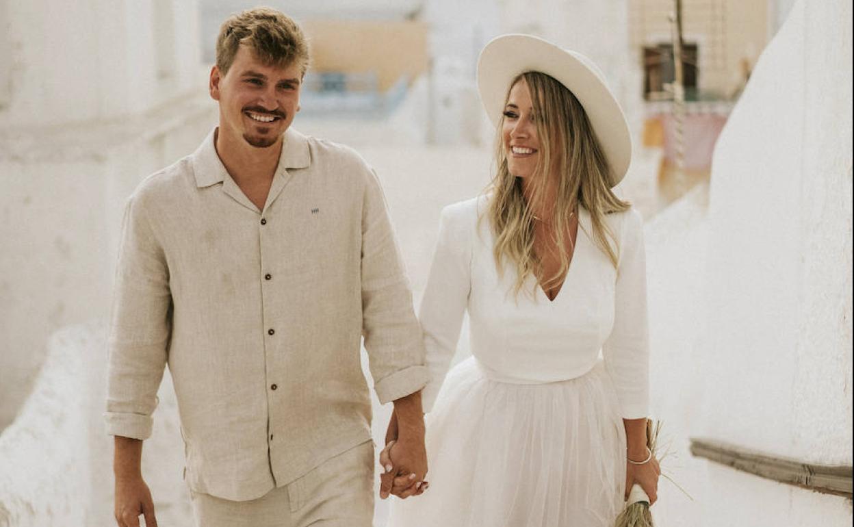 Boda en Grecia con un vestido de Alicia Rueda: Helen, la novia que se casó  en Santorini con una espectacular falda de tul de Alicia Rueda | El Correo