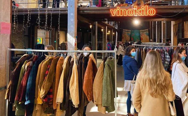 El 'market' de ropa 'vintage' por kilo de Europa llega a Vitoria por primera vez | El Correo