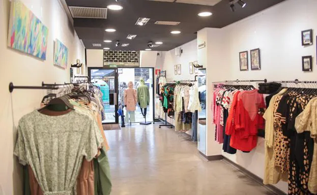 Explícito Rezumar ANTES DE CRISTO. Tienda en Bilbao (con ropa alegre y fans): Abre una tienda en Bilbao con  ropa alegre que en vez de clientes tiene fans | El Correo