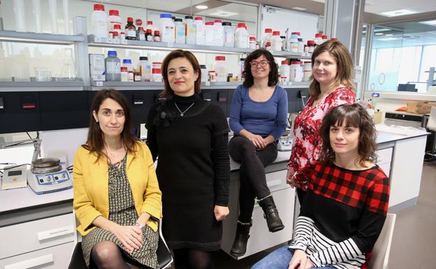 Five Ikerbasque researchers in a laboratory of the Achucarro Basque Center for Neuroscience./Jordi Alemany