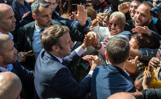 Macron had a real mass bath this Thursday during his visit to Saint Denis.