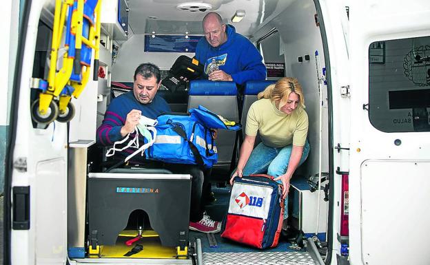 Fernando González, a la izquierda, Kateryna Kaminski y, arriba, Bertold Lemming, proveen de material médico una de las ambulancias./yvonne iturgaiz