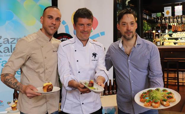 Los cocineros del Víctor Montes, Sorginzulo y Sarkue posan con los pintxos seleccionados. /
