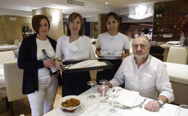 Rufi Moreno, Adriana Sánchez and Gina Cruz join Juan Sánchez in the dining room of the restaurant in Vitoria.