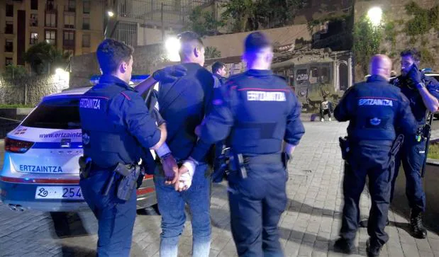 Agentes arrestan a un joven en la zona del Casco Viejo. 