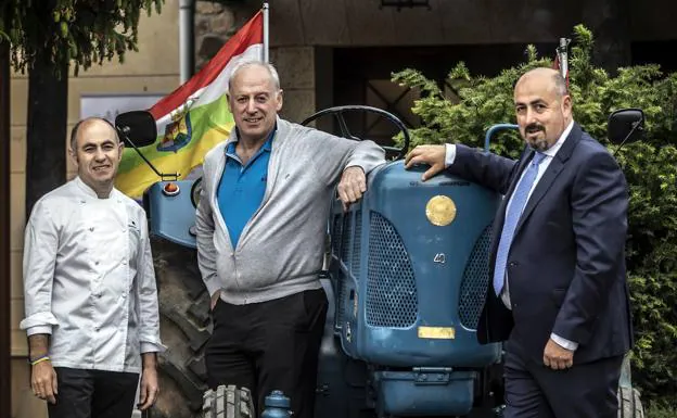 Los hermanos Ignacio y Carlos Echapresto (Venta Moncalvillo), junto a Bittor Arginzoniz, unidos en su defensa de la cultura y la cocina rural, junto a un tractor Kuhn./Justo Rodríguez