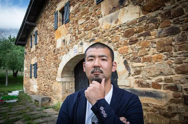 Tetsuro Maeda posa ante el caserío donde proyecta abrir un asador./Maika Salguero