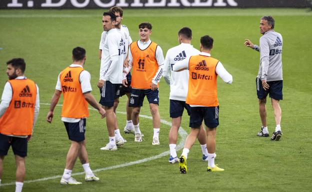 Luis Enrique supervises a training of the Spanish team. 