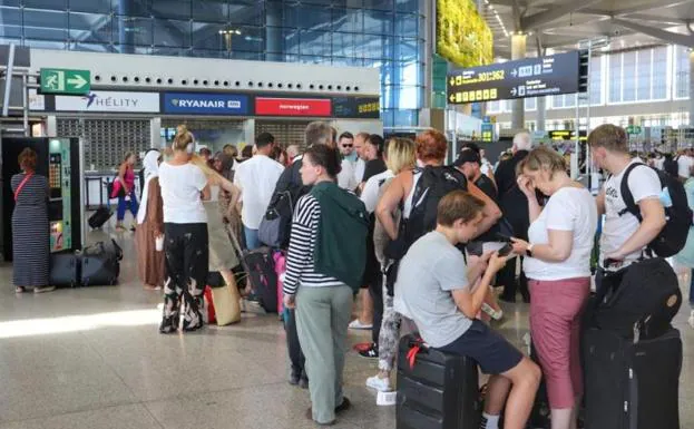 Long queues at the Ryanair counter this Sunday at Malaga airport.