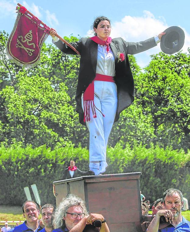 Ane Maruri se subió al arcón en el Dantzari Eguna' celebrado en Zamudio. /a. m.
