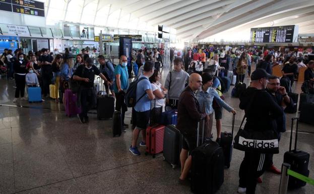 El aeropuerto de Loiu se llenó ayer de pasajeros. /JORDI ALEMANY