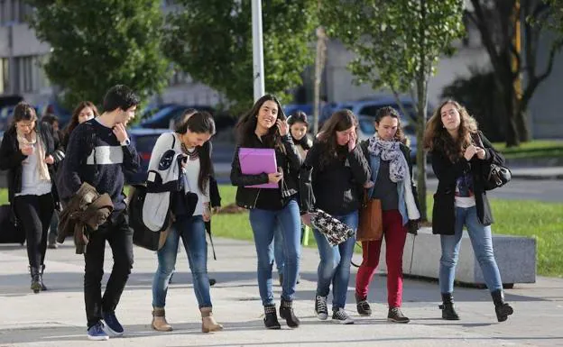 Group of university students on the Leioa campus of the UPV. 