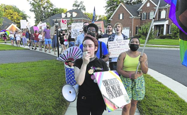 A group of women protest in Virginia against the abolition of the right to abortion.