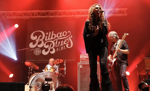 La imponente presencia de Dana Fuchs pone el colofón a la primera jornada del Bilbao Blues Festival
