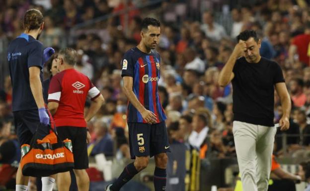 Xavi, with a gesture of concern after the expulsion of Busquets against Rayo. 