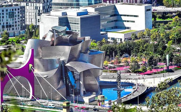 De izquierda a derecha, el puente de La Salve con la obra de Daniel Buren, el Guggenheim, la biblioteca de Moneo y el paraninfo de Siza. /luis ángel gómez