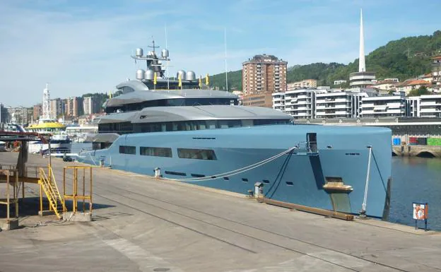 The 140 million mega yacht owned by Tottenham owner Joe Lewis docks in Pasaia