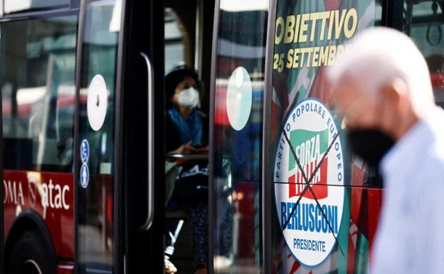 Un autobus a Roma è in campagna elettorale. 
