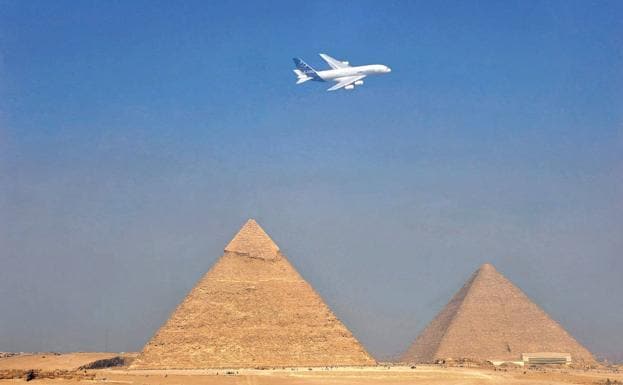 Un avión sobrevuela las pirámides de Egipto. /efe