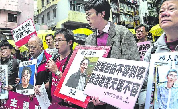 Manifestación en Hong Kong en contra de la desaparición de libreros críticos con el régimen chino. 