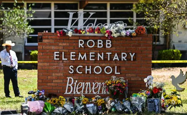 Floral tribute at Robb School after the massacre. 