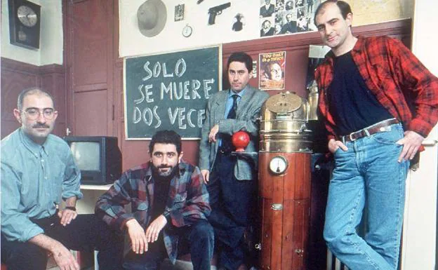 The Ibarretxe brothers and producer Edu Carneros at the time of 'You only die twice' (1997).