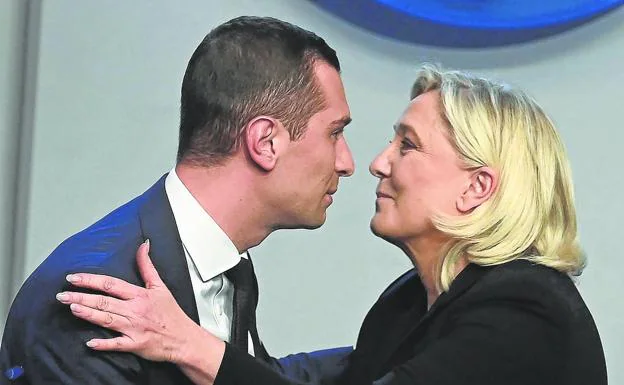 Marine Le Pen is about to kiss her successor, Jordan Bardella, during the congress.