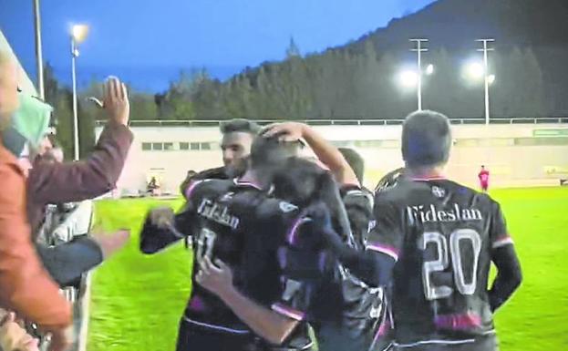 The Aurrera de Ondarroa players celebrate one of the goals. 