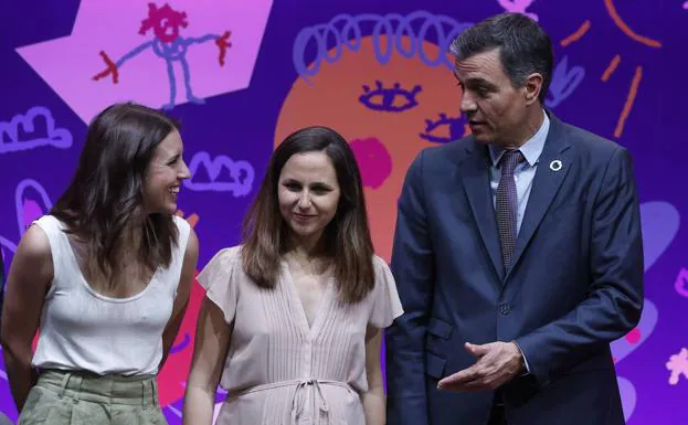 Irene Montero, Ione Belarra y Pedro Sánchez durante un acto en julio./EFE