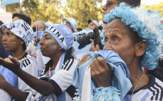 Aficionados argentinos celebran el pase de la Albiceleste a la final del Mundial de Qatar. /ep