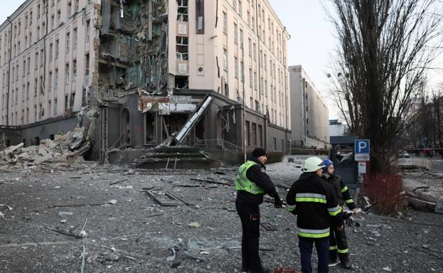 kyiv building hit by Russian missiles in today's attacks.l