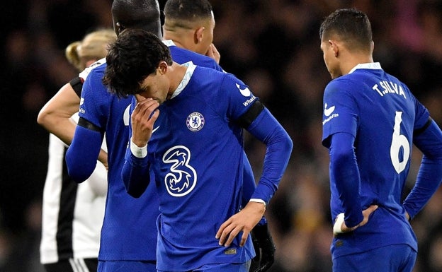 Joao Félix retires crestfallen after being expelled from the match. 