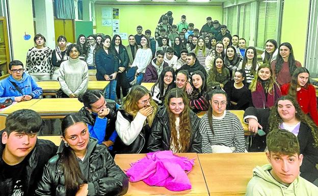 Instituto de Educación Secundaria de Balmaseda. Marta de Miguel, responsable del Área de Eduacación y Euskera de Balmaseda, con las tutoras y alumnado del instituto de la localidad./e. c.