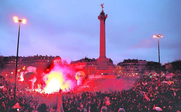 Miles de personas se concentran en la plaza de la Bastilla de París tras la finalización de la marcha celebrada en la capital francesa. /afp