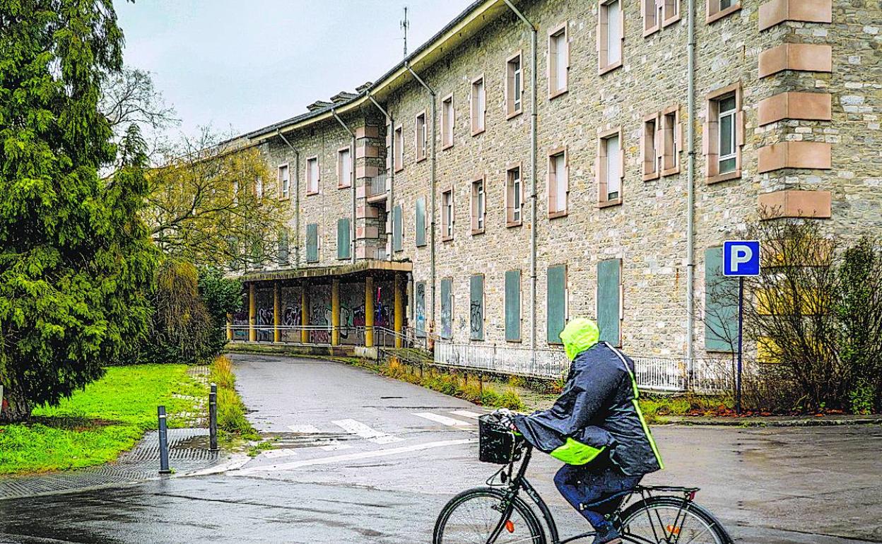 Fachada de la antigua clínica Arana de Vitoria, donde se ubicaría el centro de refugiados. /rafa gutiérrez