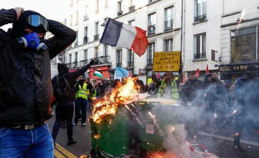 Garbage containers on fire during a protest called this Saturday by youth organizations in Paris.  /Reuters