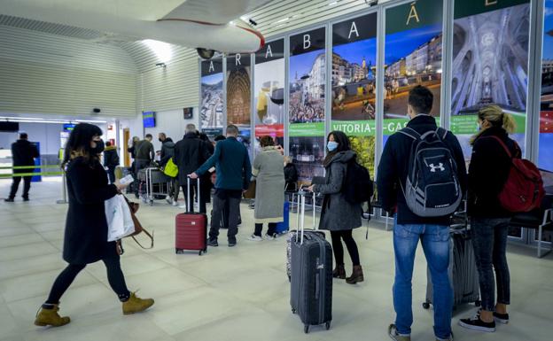 Viajeros en la terminal de Foronda./igor aizpuru