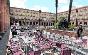 Resultado de imagen de fotografias de fumadores en una terraza